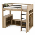 Letto a soppalco in legno chiaro con struttura integrata e scala