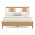 Letto matrimoniale in legno di rovere chiaro con cuscini