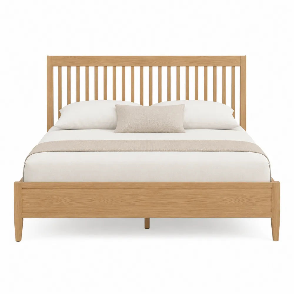 Letto matrimoniale in legno di rovere chiaro con cuscini